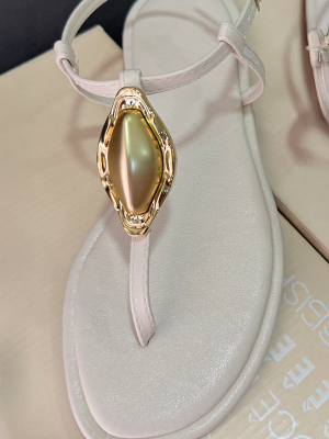 23---SANDÁLIA-BRANCA-EM-COURO-COM-PEDRARIA-DOURADA