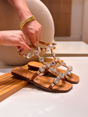 26---SANDÁLIA-EM-COURO-COM-PEDRARIA