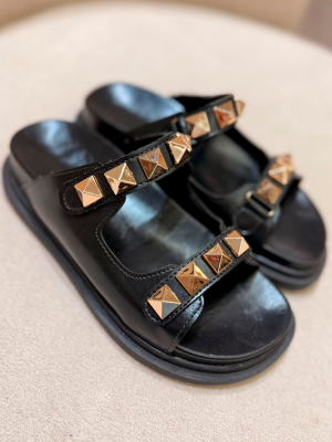 30---PAPETE-EM-COURO-E-TIRAS-COM-APLICAÇÃO-DOURADA